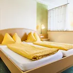 Farm stay Stiedlbauerhof Seeham